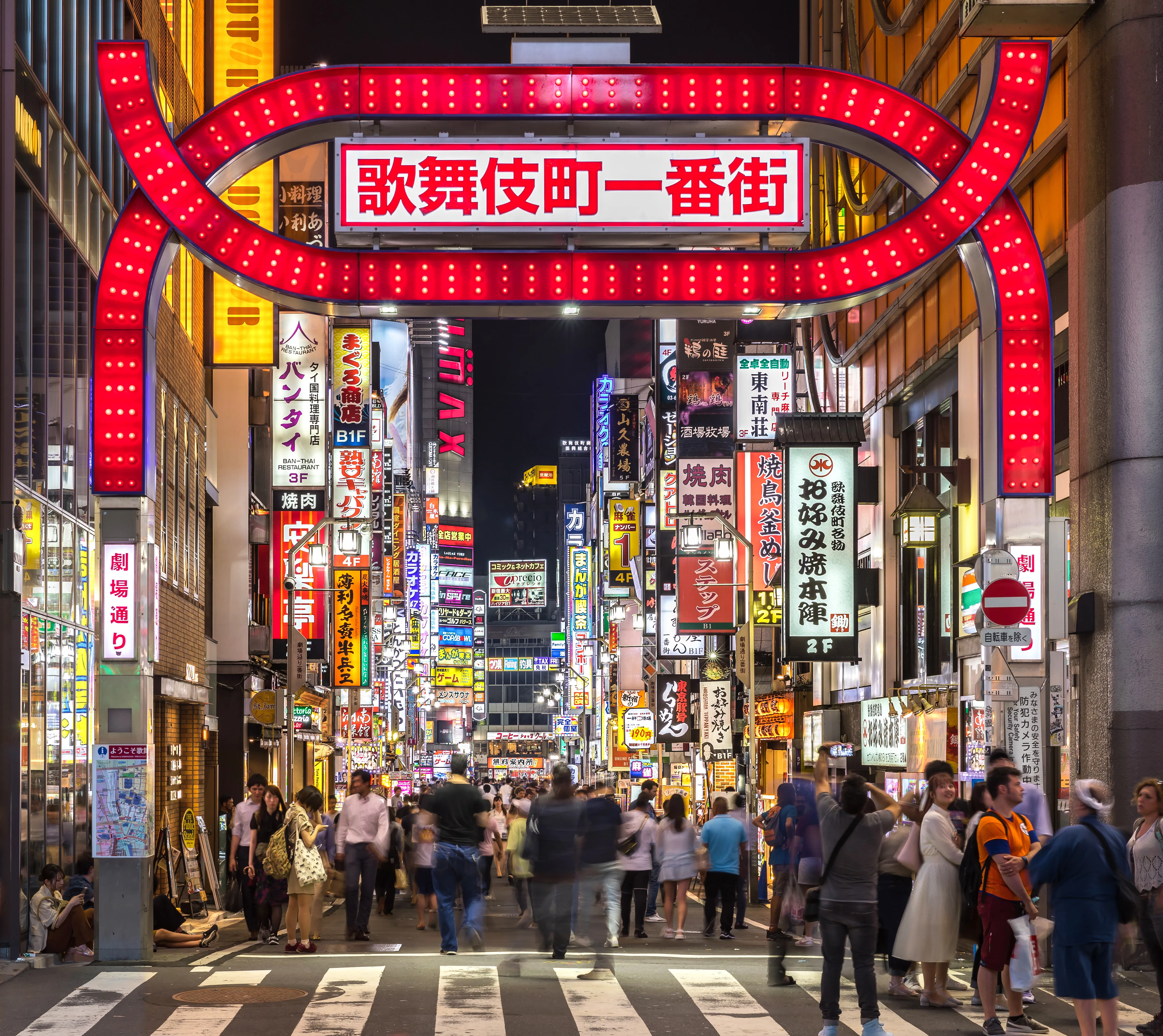 歌舞伎町の入口のアーチとネオン街