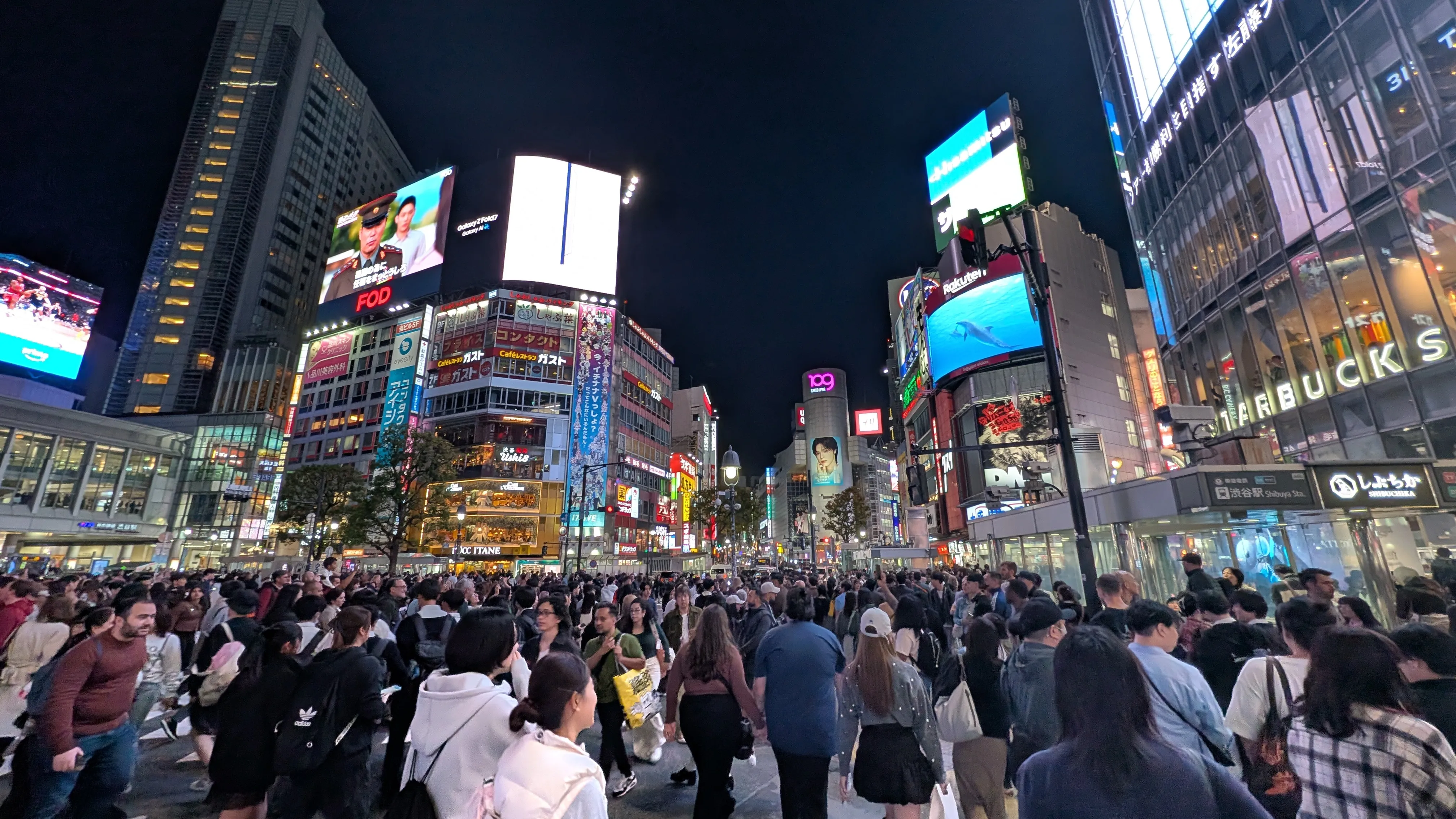 夜の渋谷スクランブル交差点