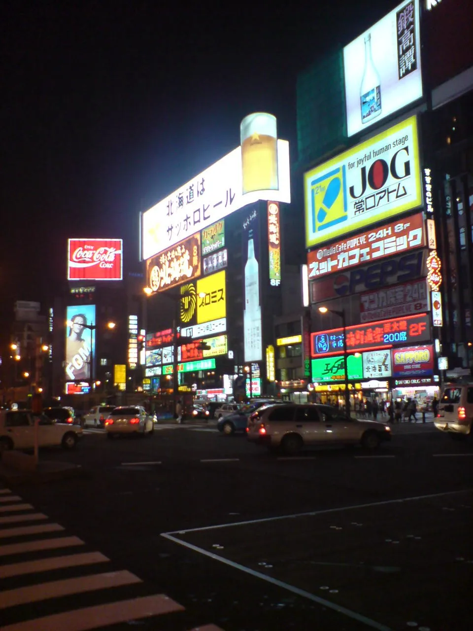 夜のすすきのの通りとネオン